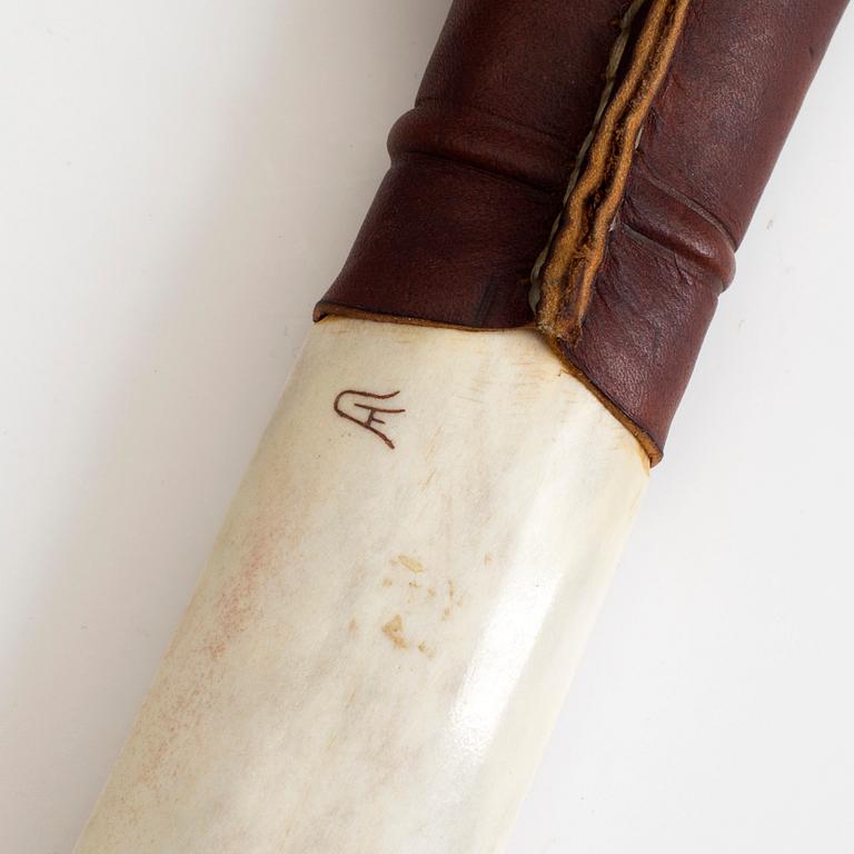 GUNNAR EDHOLM, Jokkmokk/Arjeplog, halvhornskniv, knivslida monogramsignerad GE.