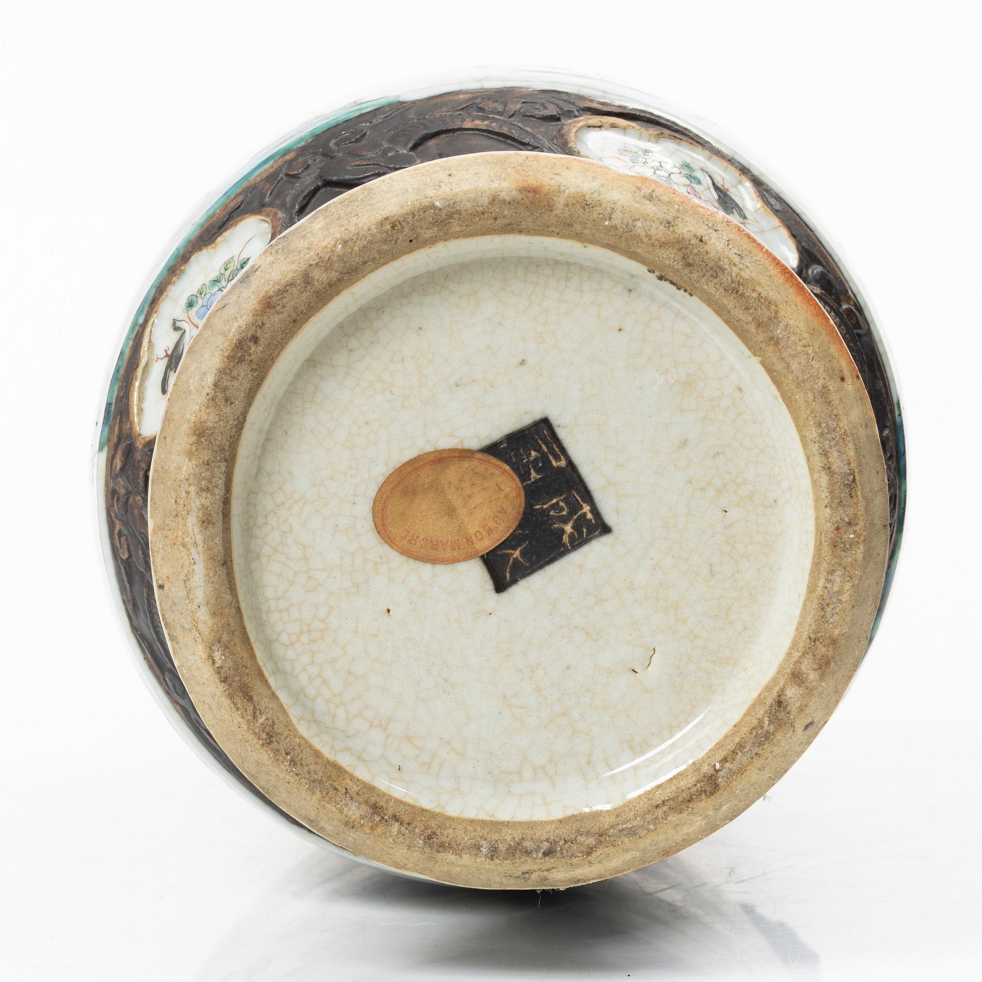 Golvurna, porslin, Kina, sen Qingdynasti, omkring år 1900.