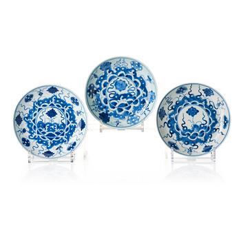 A set of three blue and white dishes, late Qing dynasty, circa 1900.