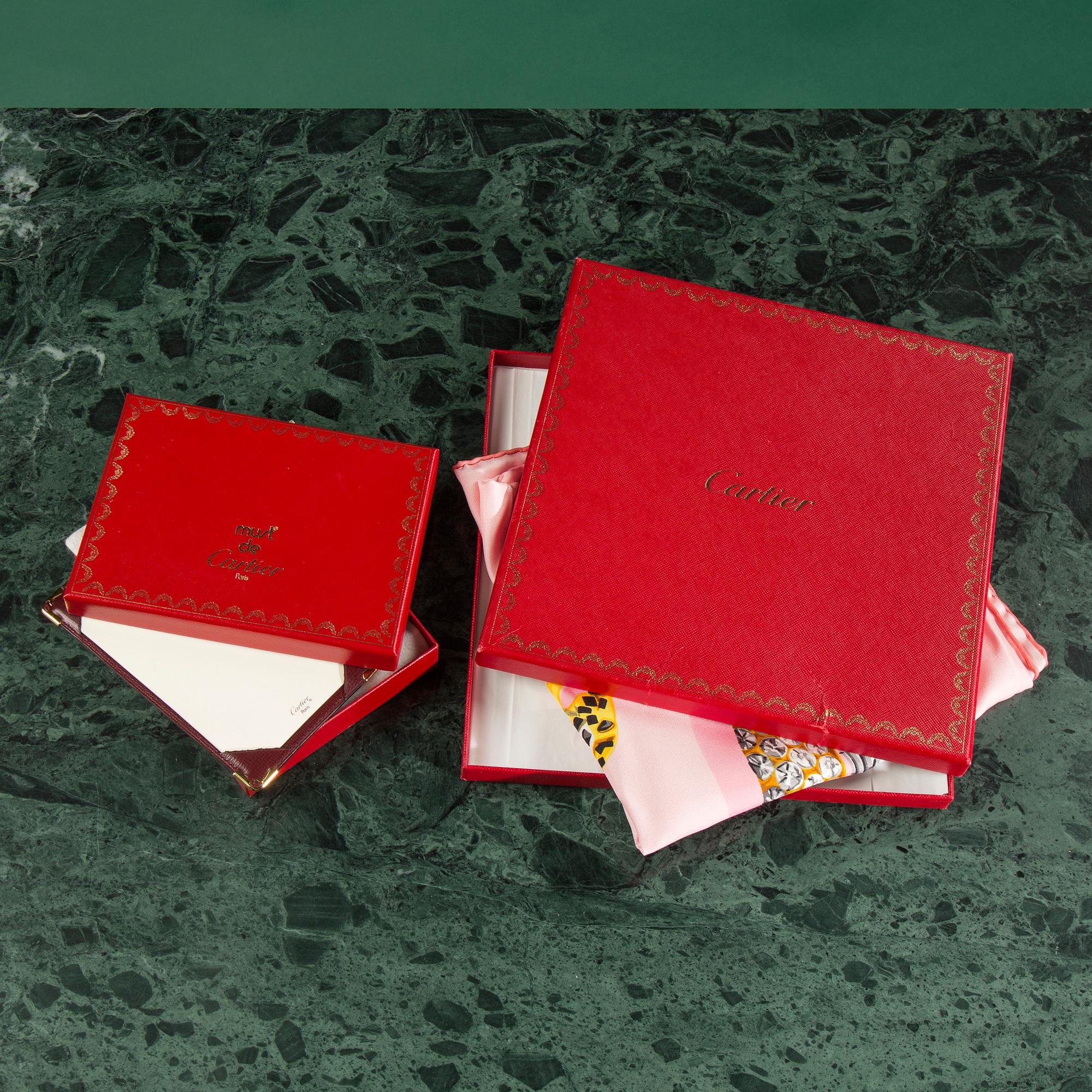 A scarf and a block, CARTIER.