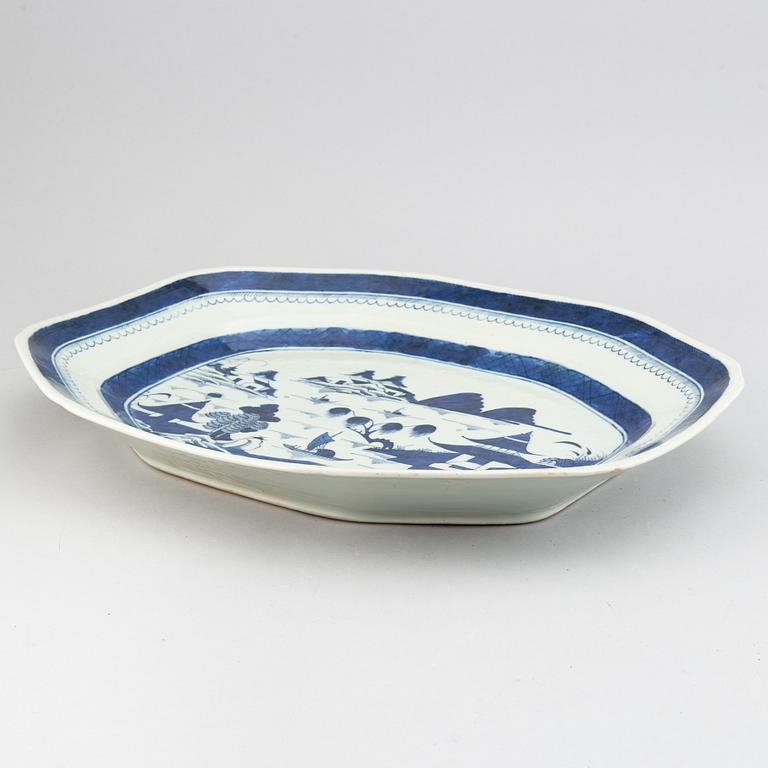 A blue and white serving dish, Qing dynasty, 19th Century.