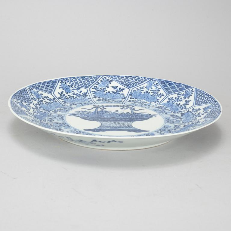 A blue and white dish, Qing dynasty, Kangxi (1662-1722).