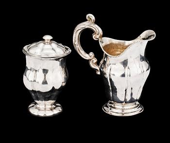 GRÄDDKANNA samt LOCKPOKAL, silver, Fredrik Oskar Ahlström, Södertälje 1856 resp Ryssland 1854. Totalvikt ca 220 gram.