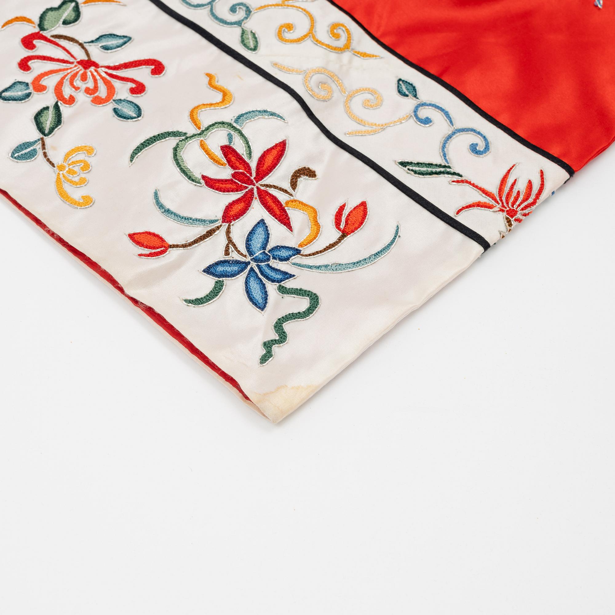 An embroidered Chinese silk robe, first half of the 20th century.