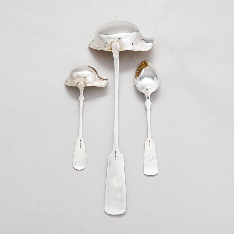 A set of six spoons, a sauce ladle and a soup ladle in silver with shell decorated handles, Finland 1912-33.