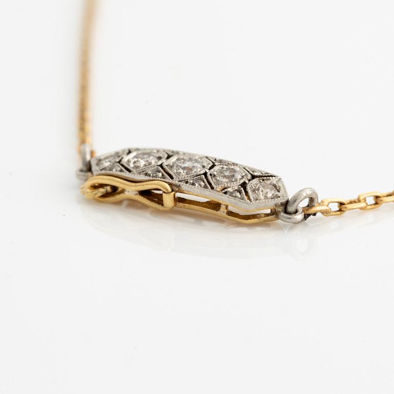 Hängsmycke, guld med gammalslipade och rosenslipade diamanter.