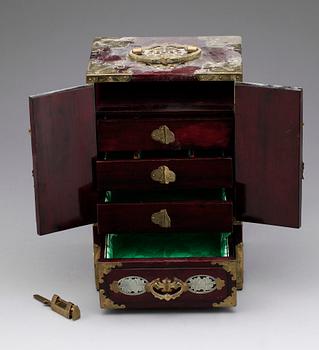 SMYCKESKRIN/MINIATYRSKÅP, trä, Kina 1900-talets andra hälft.