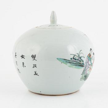 A Famille rose porcelain urn, 20th century.