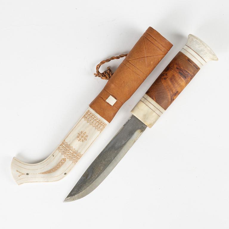 A reindeer horn knife by Nils Per Partapuoli, signed.