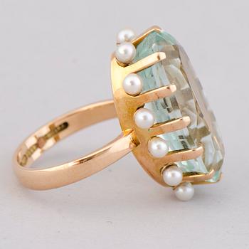 A RING, facetted aquamarine, cultured pearls, 14K gold. Veljekset Sundqvist, Helsinki 1963.