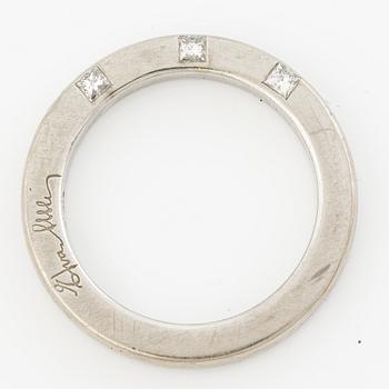 Efva Attling, ring, 'High & I love you on the side' 18K guld med prinsesslipade diamanter.