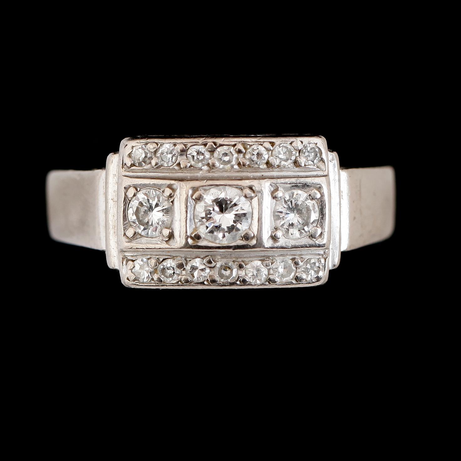 RING, 18K vitguld med diamanter tot ca 0.46 ct, Göteborg 1977.  Vikt ca 5,7 gram.