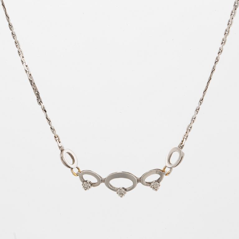 Collier, 18K vitguld med 3 mindre briljantslipade diamanter .