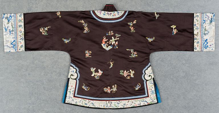 A chinese silk jacket from the time around 1900.