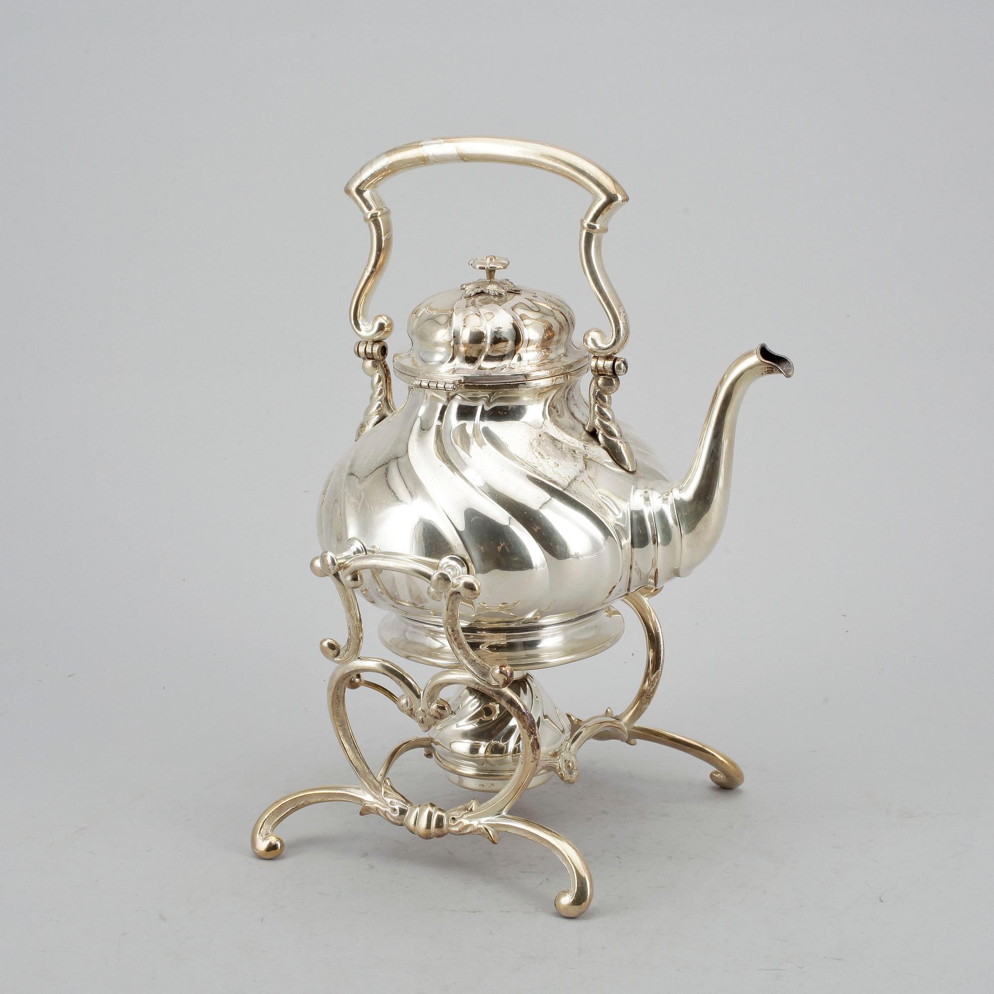 TÉKANNA på RECHAUD, nysilver, rokokostil, 1900-talets början.