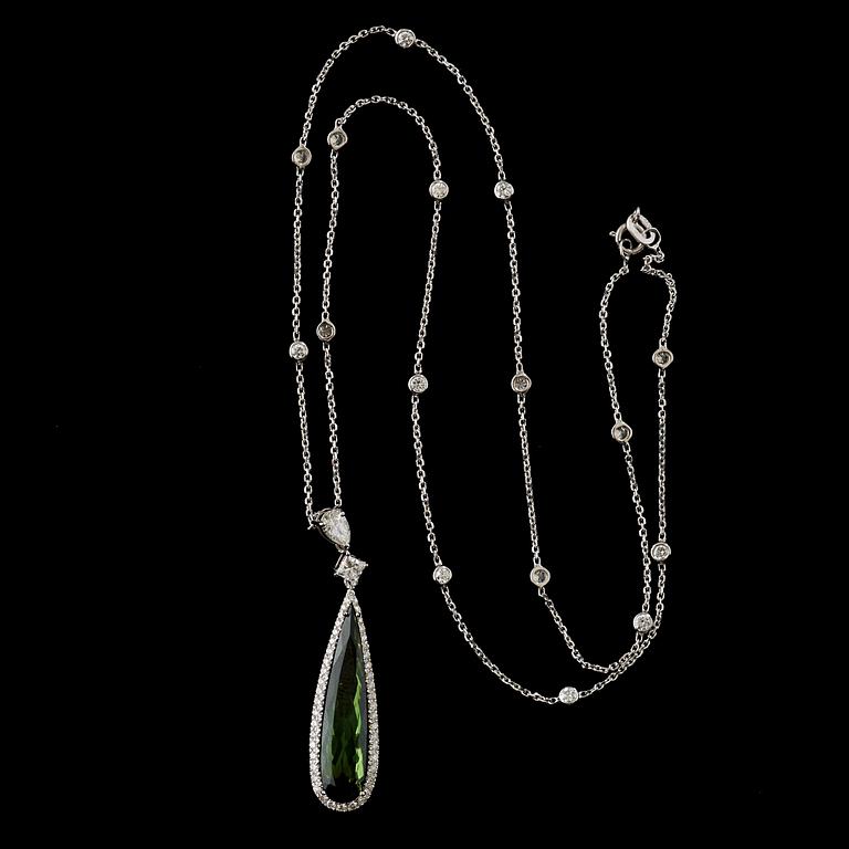 COLLIER med droppformad turmalin 5.08 ct, och briljantslipade diamanter totalt cirka 1.30 ct.
