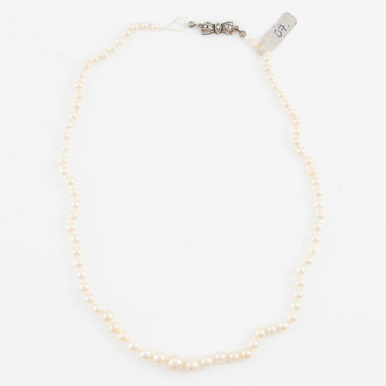 Pärlcollier, tre stycken, odlade pärlor, lås silver, varav ett saknar lås.