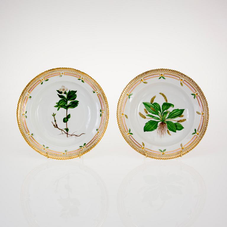 TALLRIKAR, 2 st djupa, porslin, "Flora Danica" Royal Copenhagen 1957 och 1966.