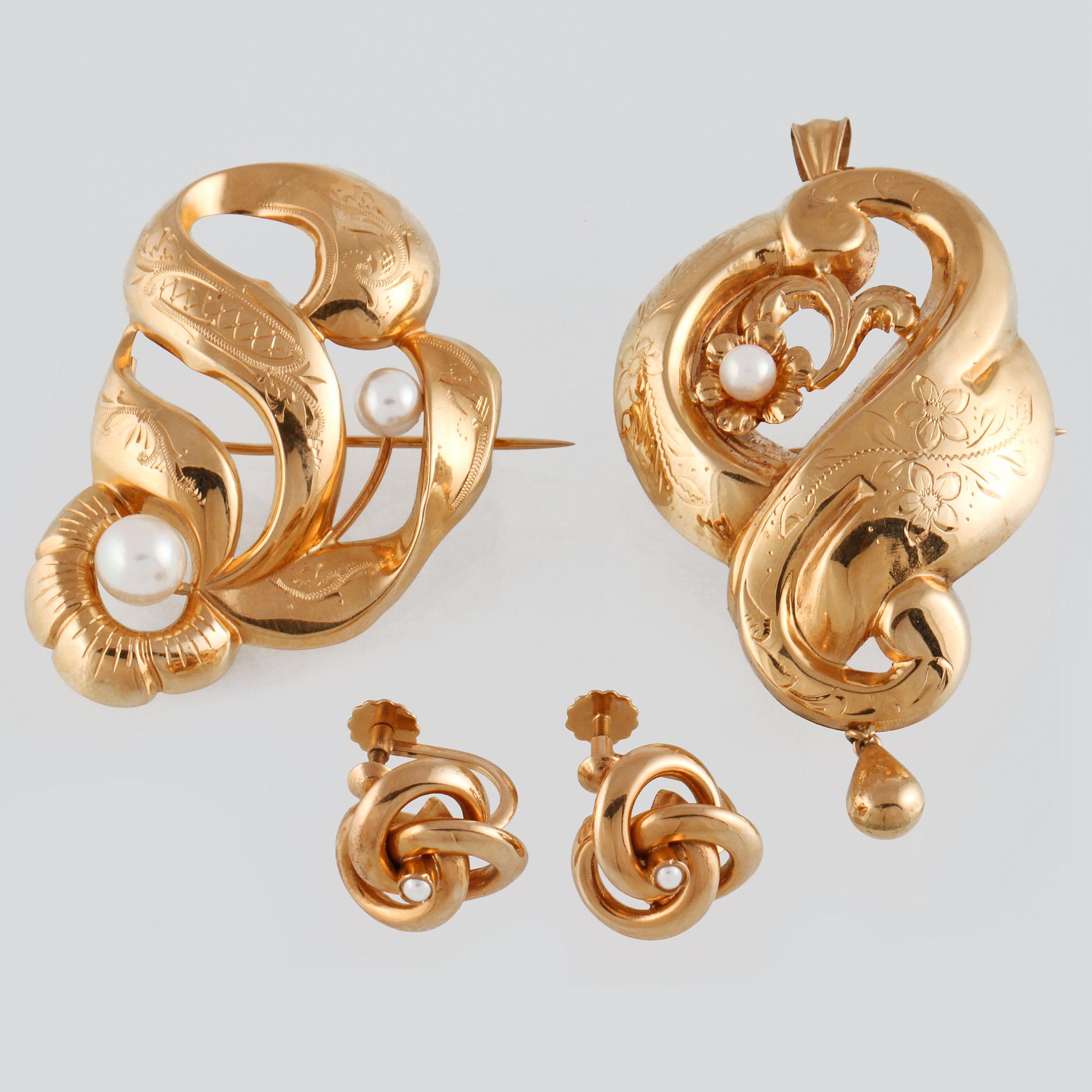 BROSCHER, 2 st, samt ÖRHÄNGEN, 18K guld med odlade pärlor, delvis Gustav Dahlgren & Co, Malmö, 1958. Vikt 13,3 gram.