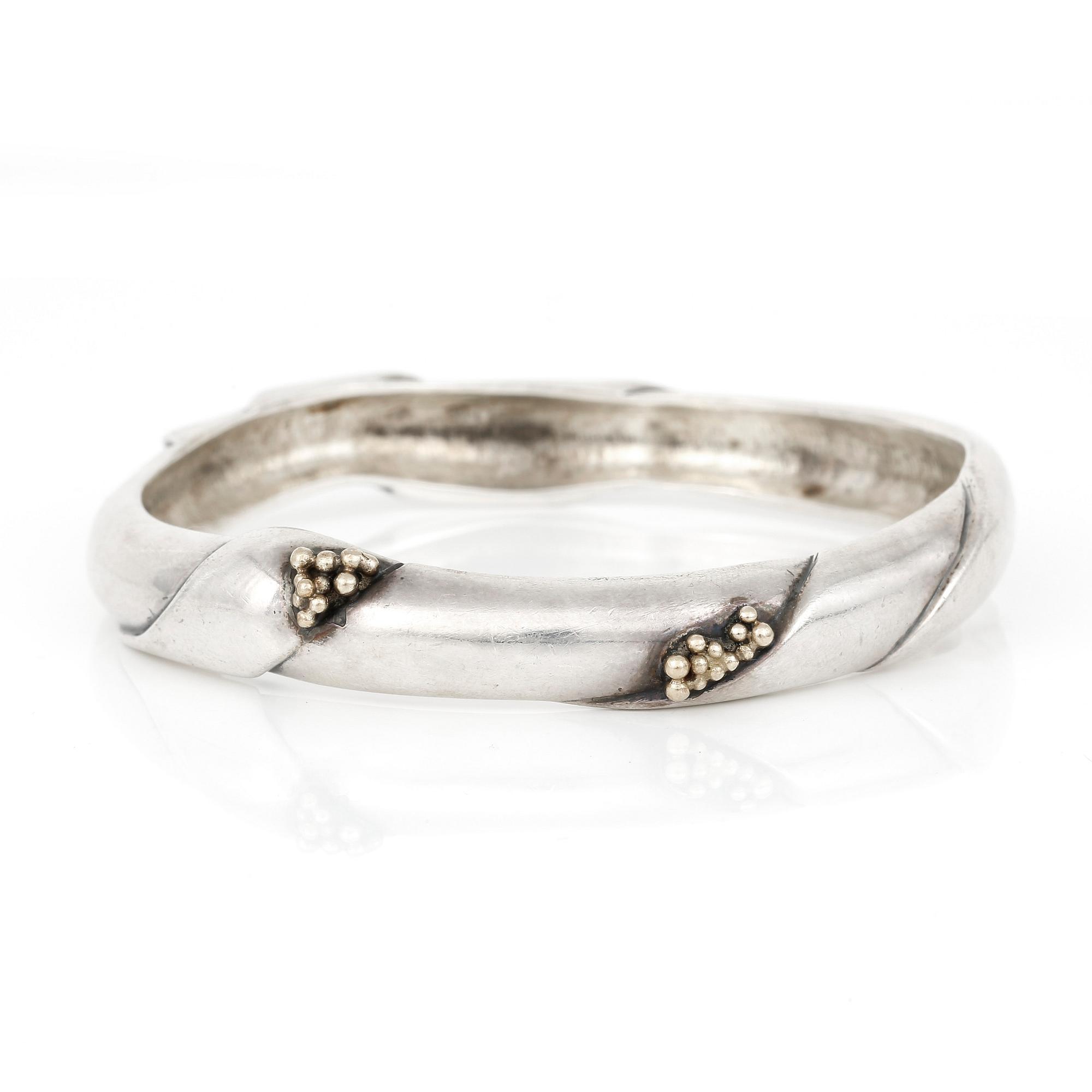 ARMRING, sterlingsilver och guld, Ole Kortzau för Georg Jensen, Danmark, efter 1945. Total vikt ca 57 g.