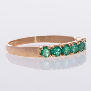 ALLIANSRING, 18k guld, 7 smaragder. Vikt 2,1 g.