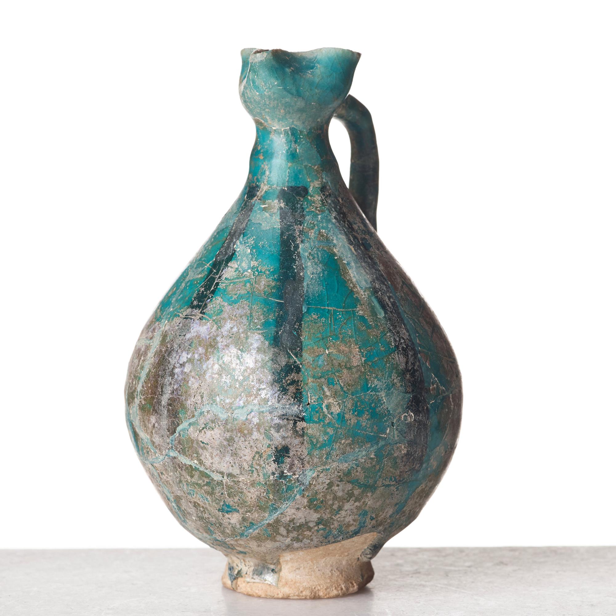 KANNA, lergods, Persien 1200-tal, sannolikt Keshan, höjd ca 17,5 cm.