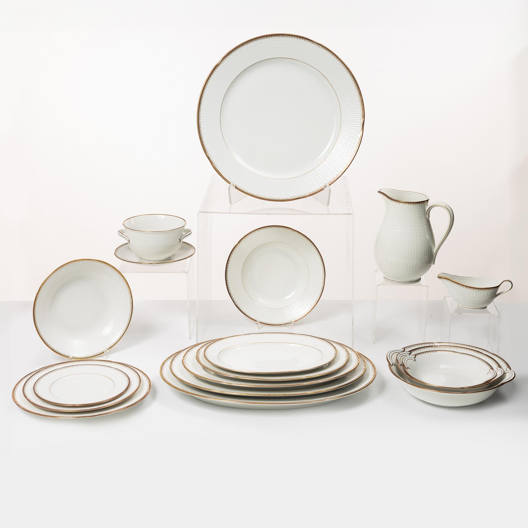 Louise Adelborg, A dinner service, 74 pieces, porcelain, "Swedish Grace/Kardinal", Rörstrand.