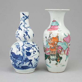 Two porcelain vases, Qing dynasty, 19th century.