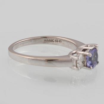 RING, 14K vitguld och platina med fasettslipad tanzanit samt 2 briljantslipade diamanter ca 0.50 ct. Vikt 4,1 gram.