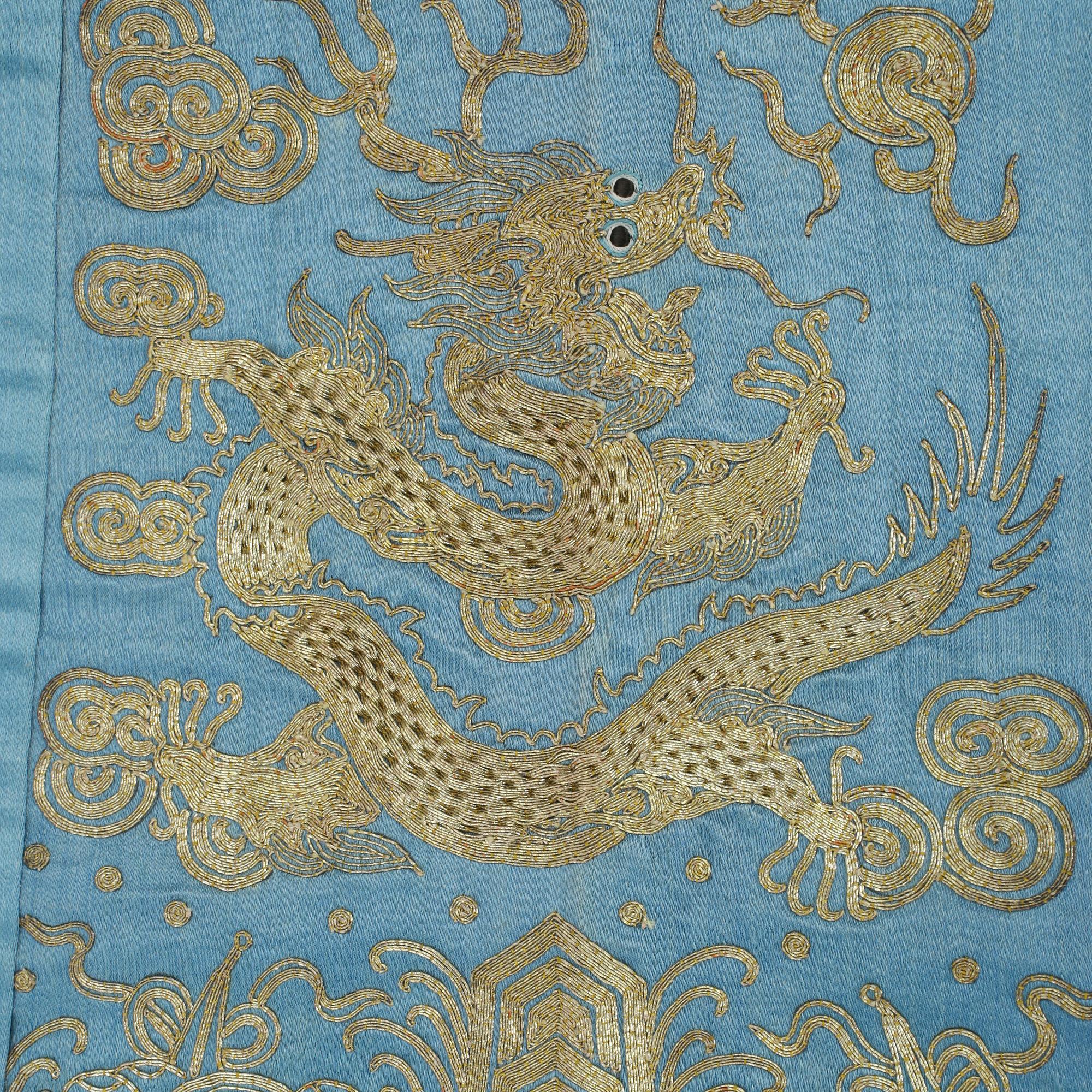 TEXTILIER, 5 st, mestadels siden, Kina, omkr år 1900.