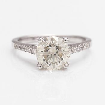 A 14K white gold ring with diamonds ca. 2.23 ct in total. AIG-certificate.