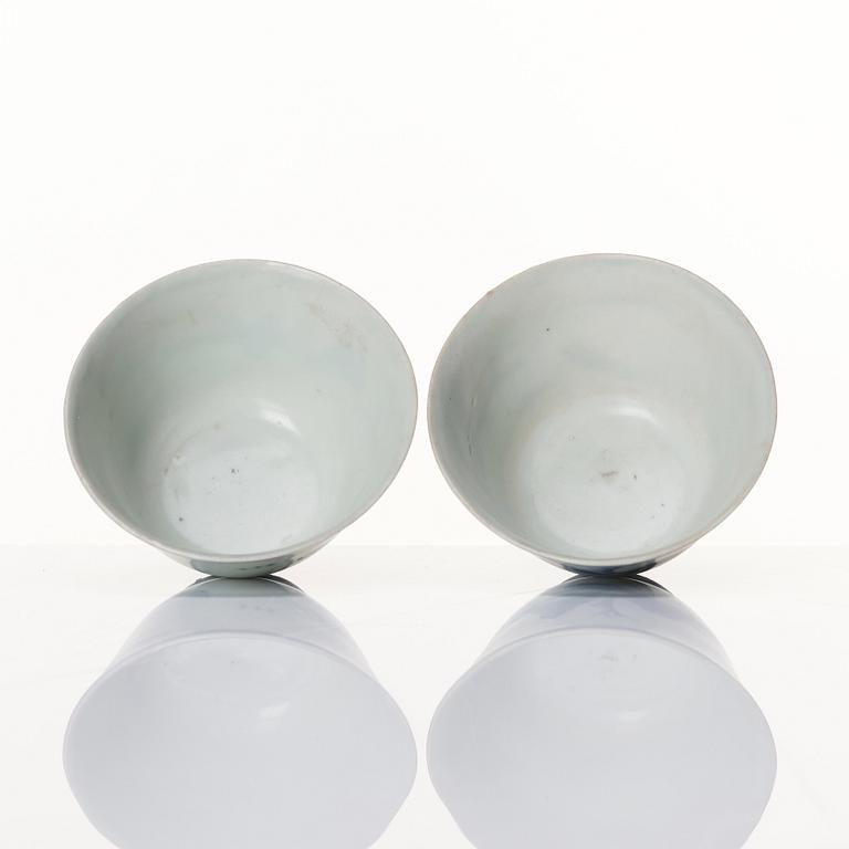 Koppar, två stycken, porslin. Ming dynastin, Transition/Chongzhen (1628-44).