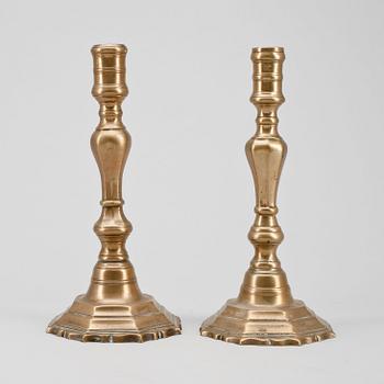 LJUSSTAKAR, ett par, mässing, senbarock, 1700-tal.