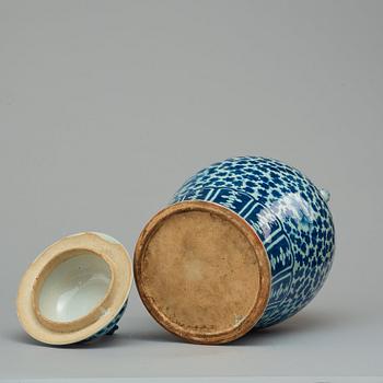 A blue and white jar with cover, Qing dynasty, late 19th century.