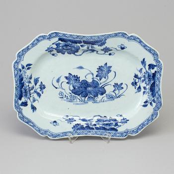A blue and white export porcelain dish, Qing dynasty, Qianlong (1736-95).