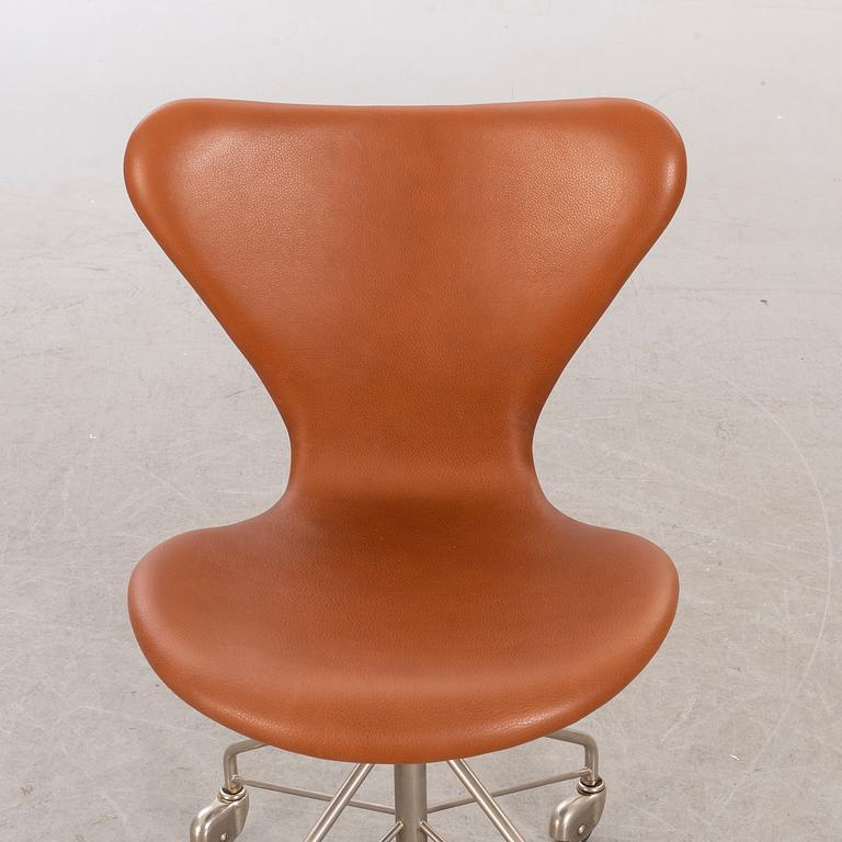 ARNE JACOBSEN, skrivbordsstol "Sjuan" för Fritz Hansen Danmark.