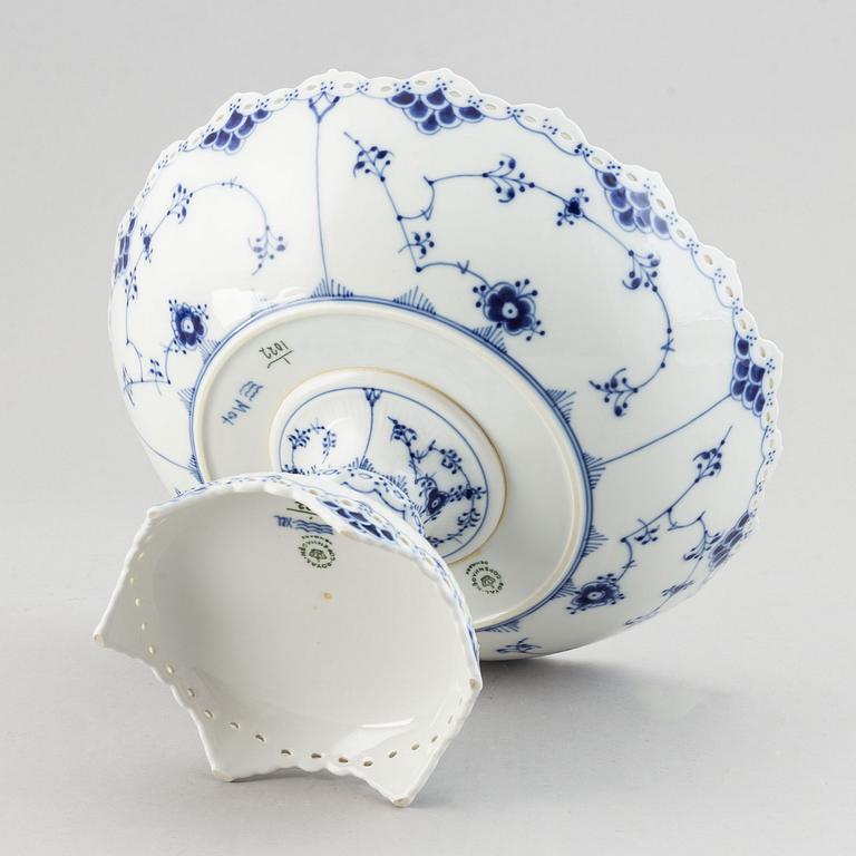 Royal Copenhagen,  a '1022' 'Musselmalet Full Lace' porcelain bowl, Denmark.