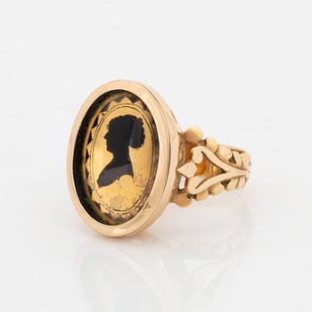 An 18K gold ring, 19th century.