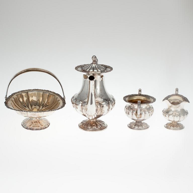 KAFFESERVIS, 4 delar i ursprunglig förvaringslåda. 813 silver. Finska Guldsmeds Ab, Helsingfors 1937. Silvervikt 1650 g.