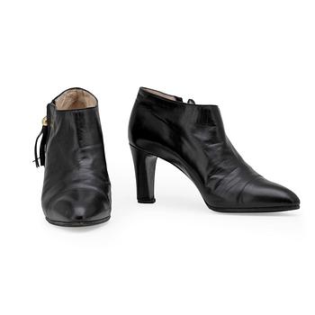 496. CHANEL, a pair of black leather boots.