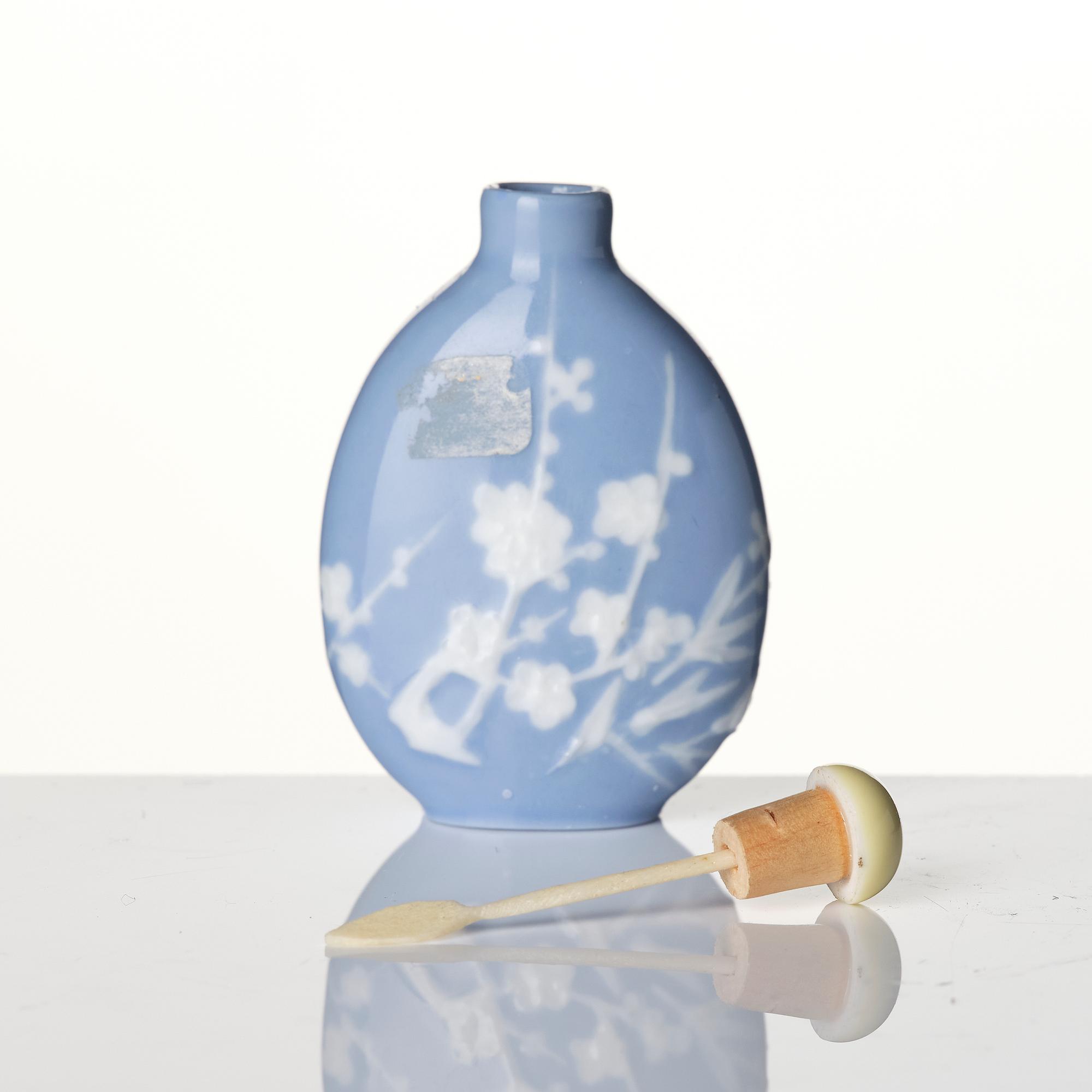 A group of three Chinese snuffbottles, stone, glass and bone, late Qing dynasty / around 1900.