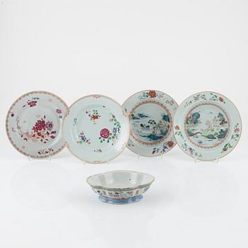 Tallrikar, fyra stycken samt skål, porslin Qingdynastin 1700/1800-tal.