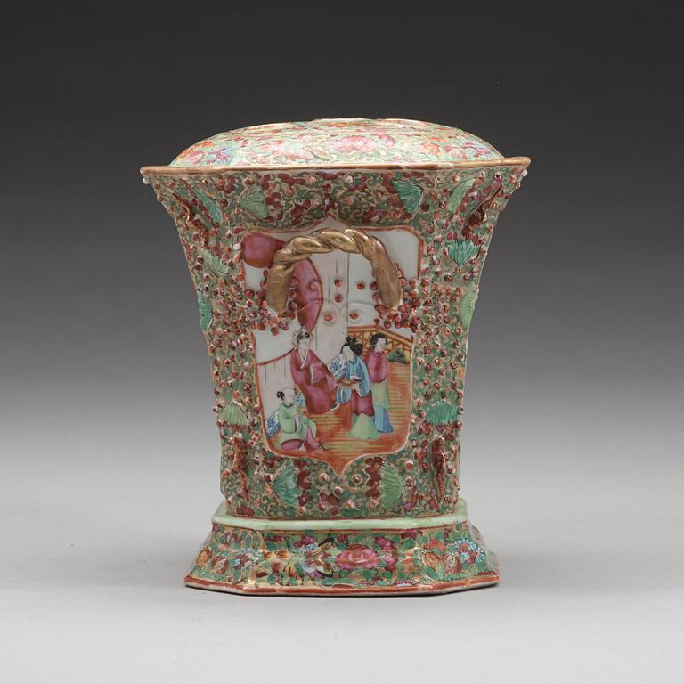 TULPANVAS med LOCK, porslin. Qingdynastin, Kanton, 1800-tal.