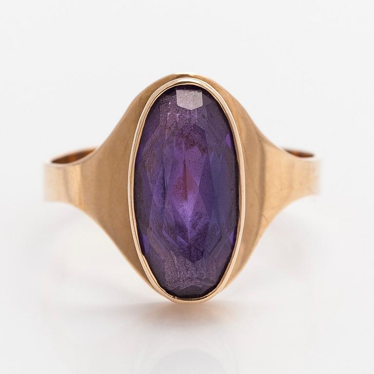 A 14K gold ring with amethyst, Helsinki 1965.
