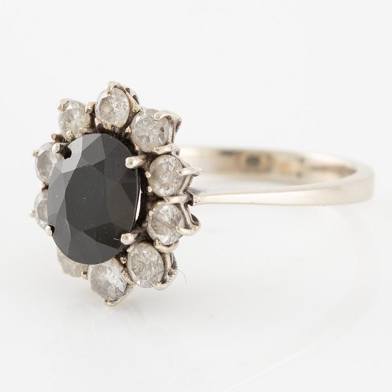 Ring, carmosé, 18K vitguld med mörk safir och briljantslipade diamanter.