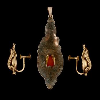 ÖRHÄNGEN, 18k guld, Lars Harsheim, Göteborg samt HÄNGE, 8k guld med skuren snäckskalskamé, 1900-tal. Vikt 6 g.