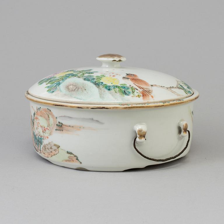 A Chinese famille rose porcelain tureen with cover, cover signed Shao Tian and dated 1889, late 19th century.