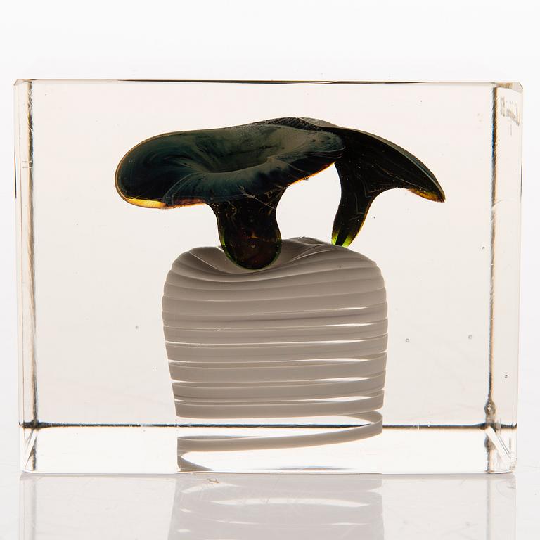 An annual glass cube, signed Oiva Toikka Nuutajärvi 1978 and numbered 270/2000.