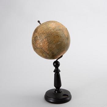 Jordglob, 2 st, och en Himmelsglob, 1900-tal.