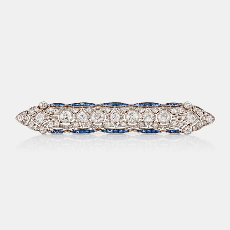BROSCH, gammal- och antikslipade diamanter, totalt ca 2.50 ct, samt carréslipade blå safirer, ca 1915.